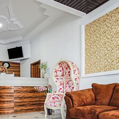 Oyo 90221 Makarim Guest House Syariah Pangkalanbuun Exterior foto