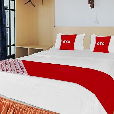 Oyo 90221 Makarim Guest House Syariah Pangkalanbuun Exterior foto