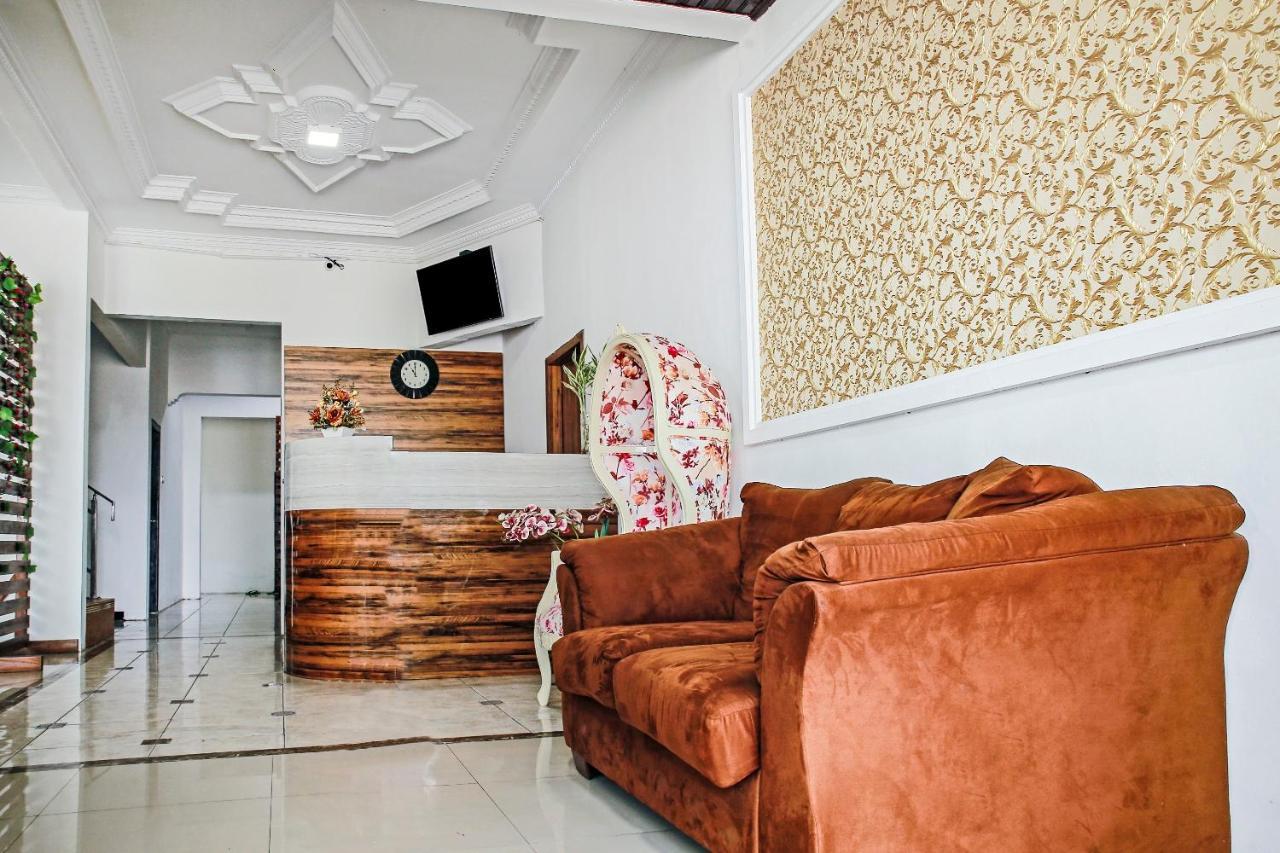 Oyo 90221 Makarim Guest House Syariah Pangkalanbuun Exterior foto