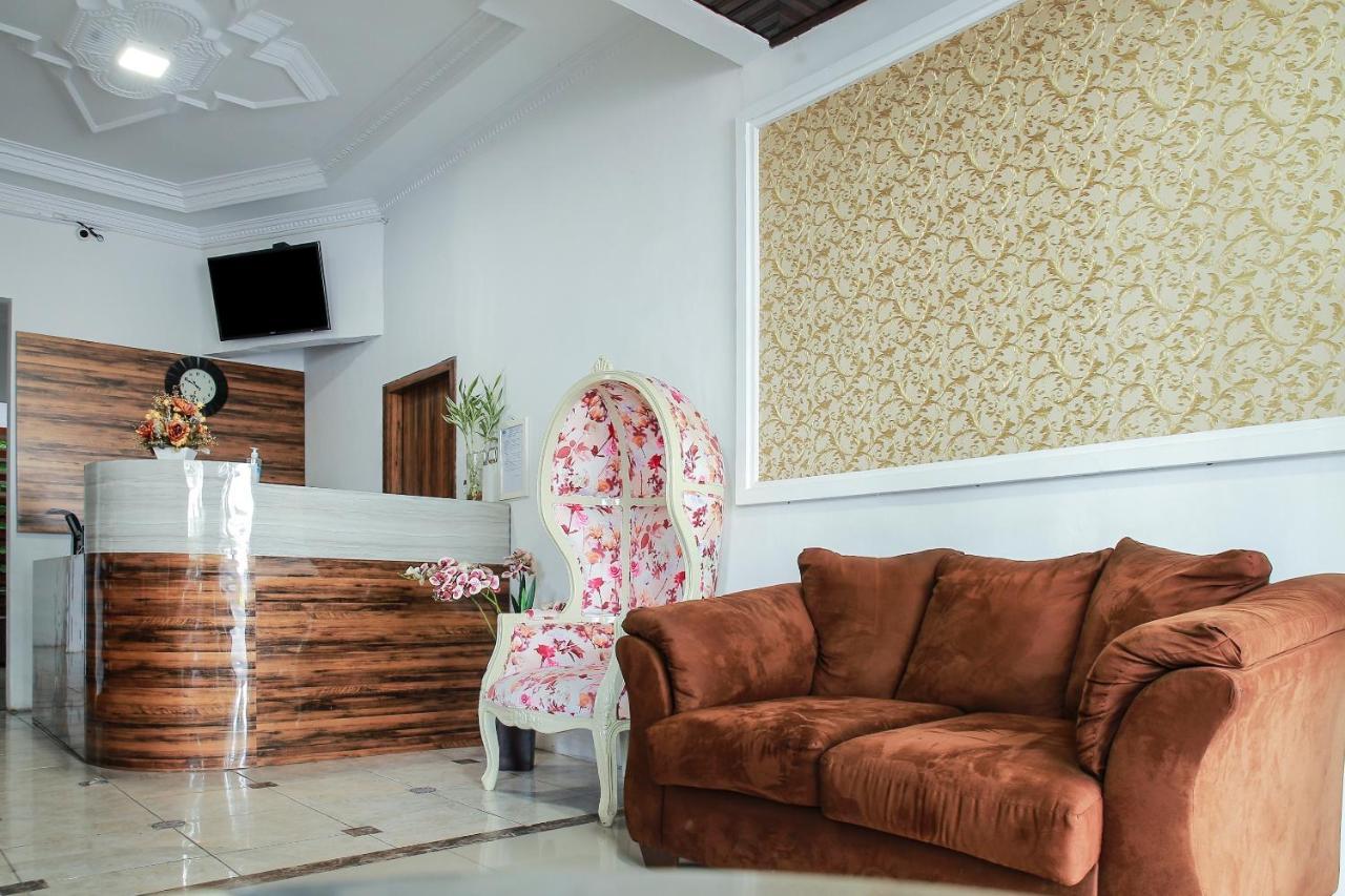 Oyo 90221 Makarim Guest House Syariah Pangkalanbuun Exterior foto