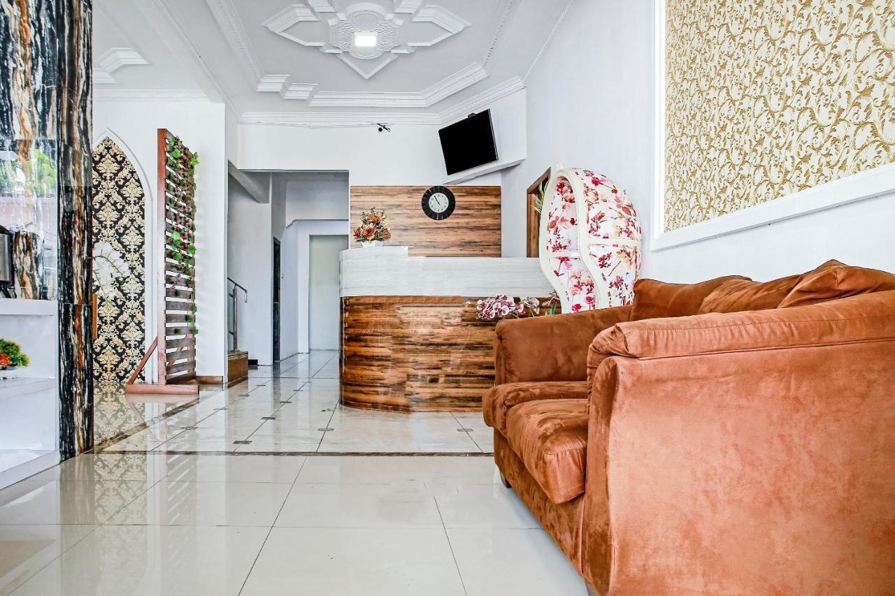 Oyo 90221 Makarim Guest House Syariah Pangkalanbuun Exterior foto