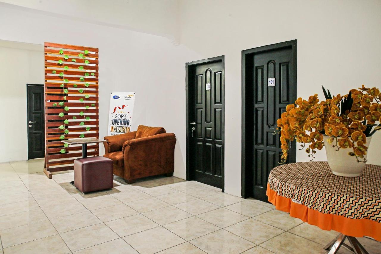 Oyo 90221 Makarim Guest House Syariah Pangkalanbuun Exterior foto