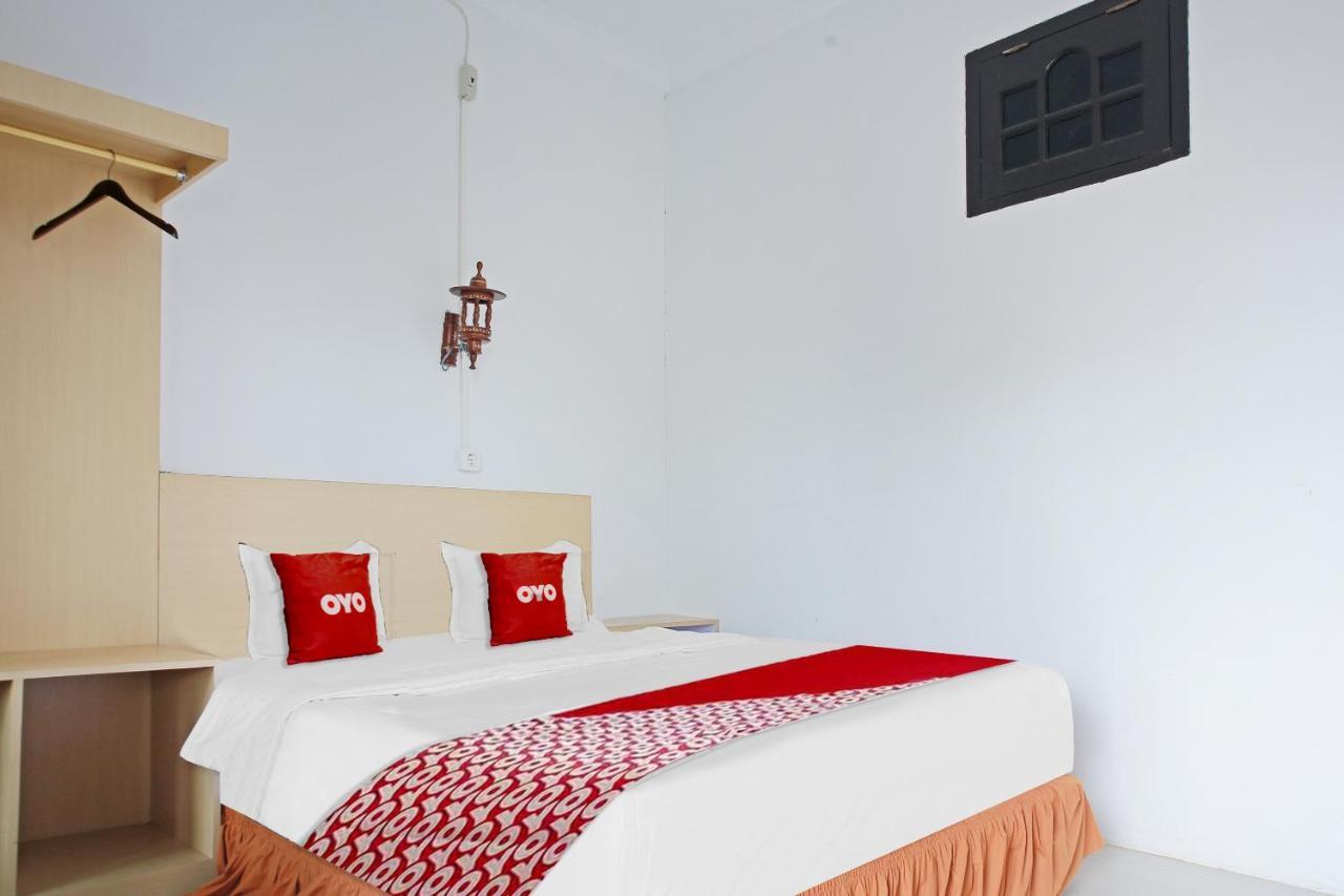 Oyo 90221 Makarim Guest House Syariah Pangkalanbuun Exterior foto