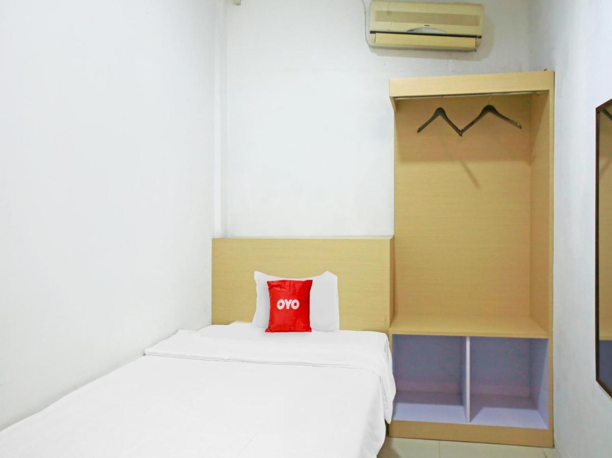 Oyo 90221 Makarim Guest House Syariah Pangkalanbuun Exterior foto