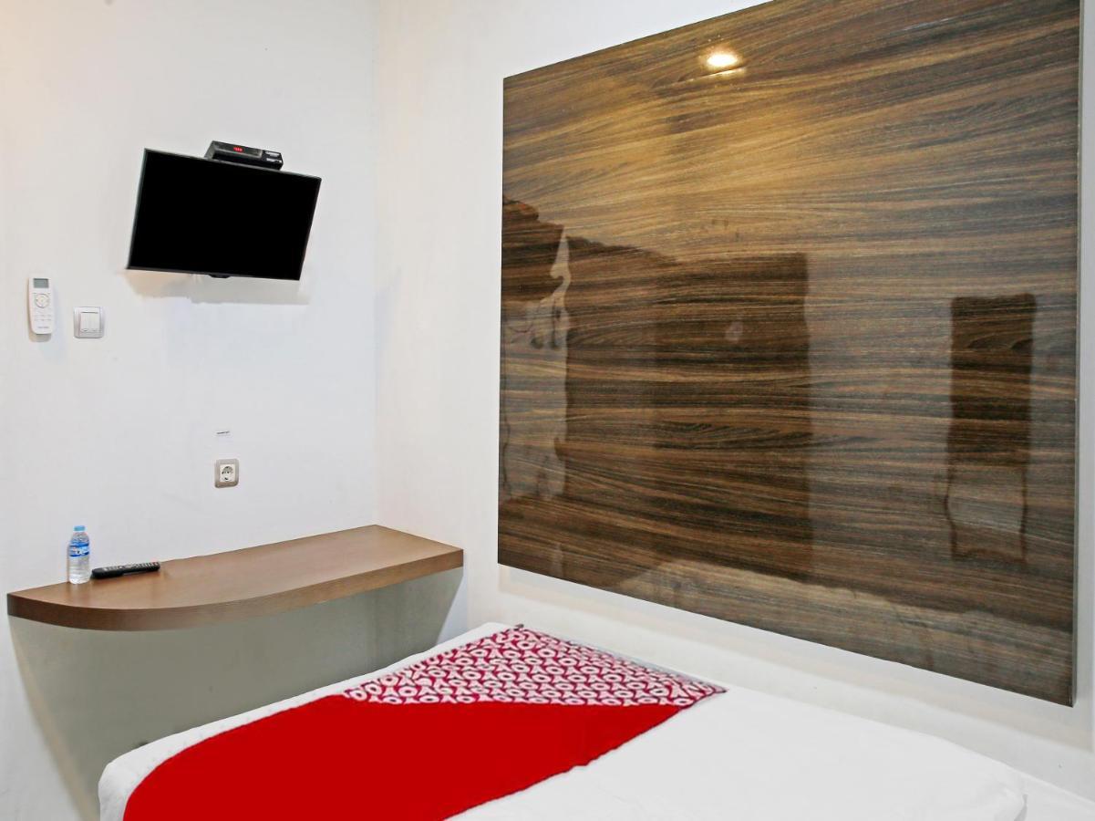 Oyo 90221 Makarim Guest House Syariah Pangkalanbuun Exterior foto