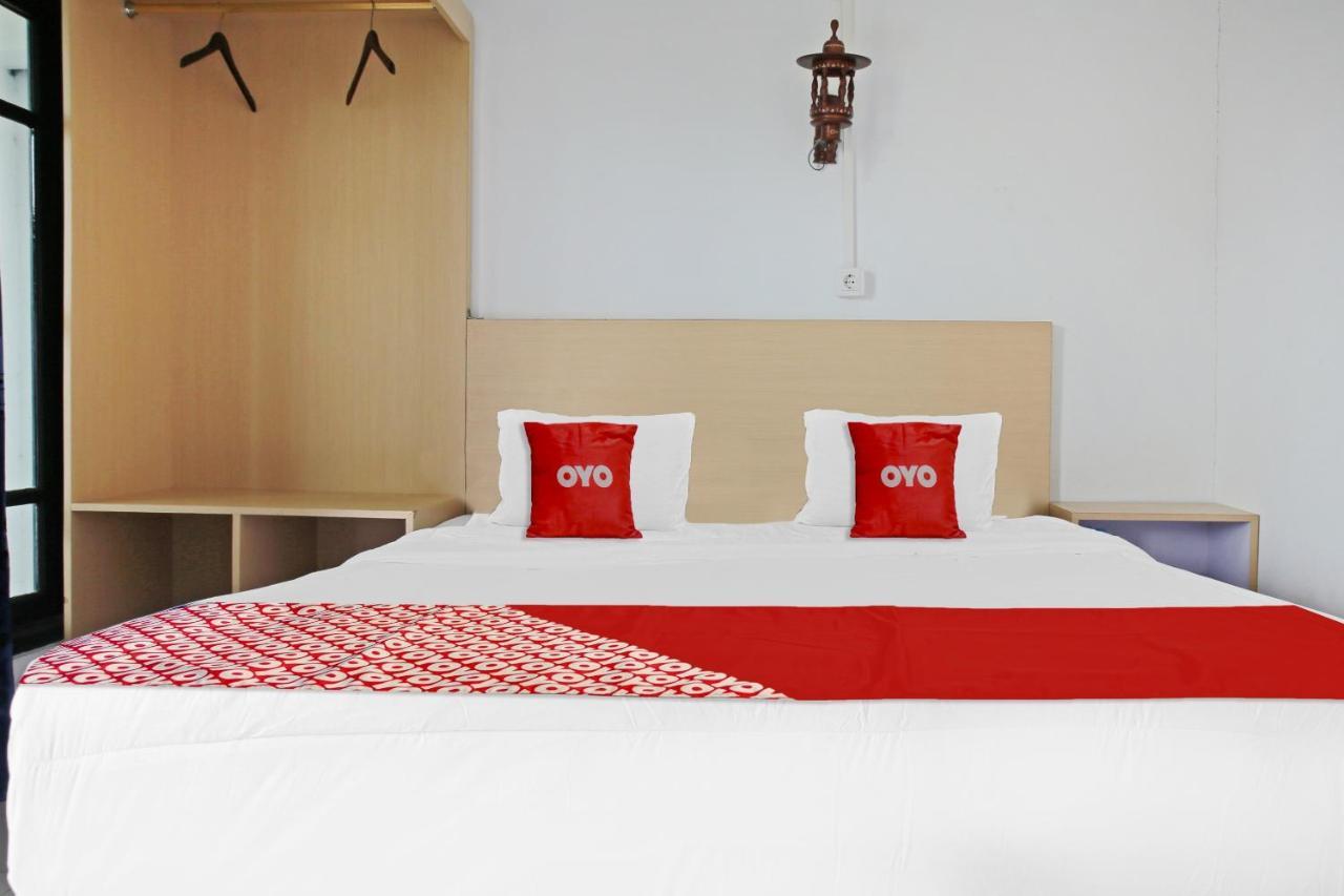 Oyo 90221 Makarim Guest House Syariah Pangkalanbuun Exterior foto