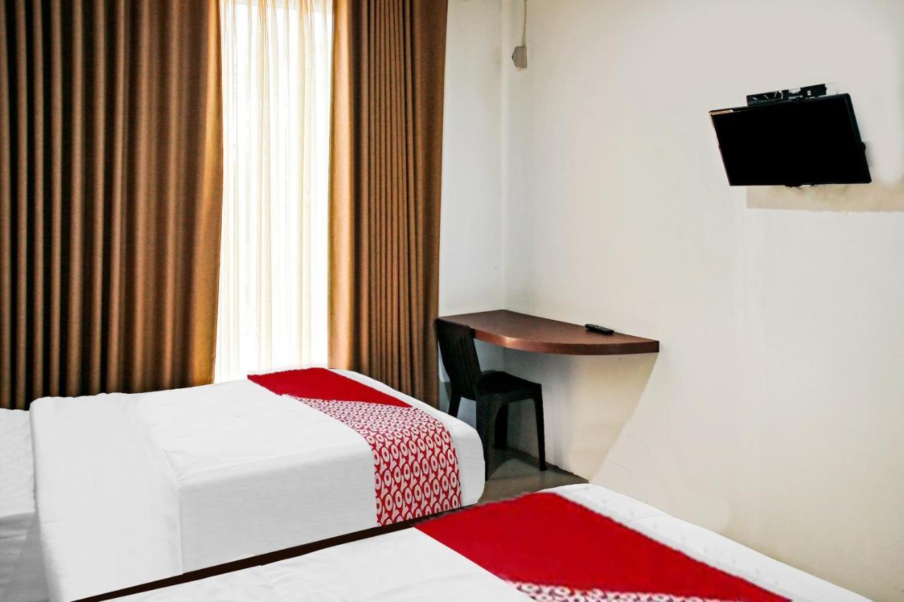 Oyo 90221 Makarim Guest House Syariah Pangkalanbuun Exterior foto