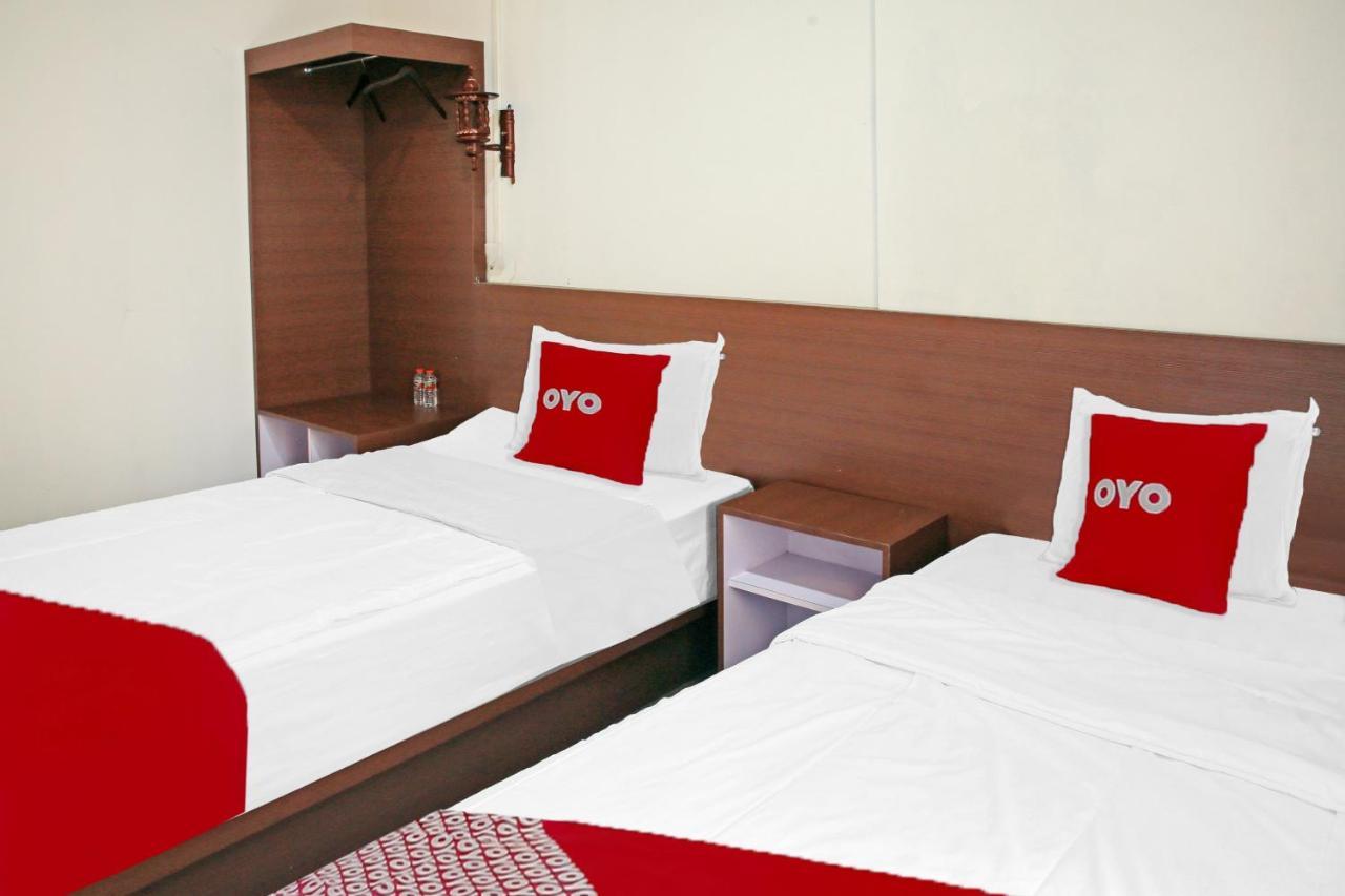 Oyo 90221 Makarim Guest House Syariah Pangkalanbuun Exterior foto